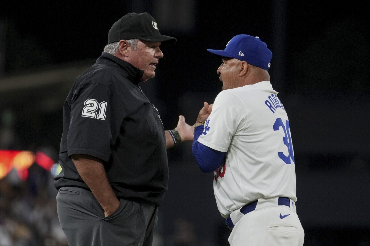 Manajer Dodgers Dave Roberts dikeluarkan pada inning ke-6 setelah panggilan intervensi di base ketiga